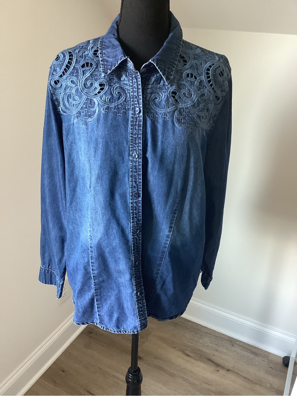 Chico’s XL 16/18 Embroidered Chambray Denim Shirt Boho Western Cowgirl